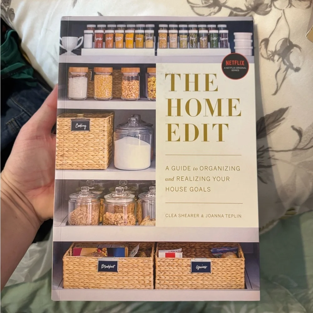 The Home Edit Book - Organizing Guide -Like new!